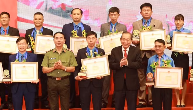Phó Thủ tướng Thường trực Trương Hòa Bình, Thứ trưởng Trần Quốc Tỏ trao Bằng khen của Bộ Công an cho các cá nhân tiêu biểu trong phong trào Toàn dân bảo vệ an ninh Tổ quốc.