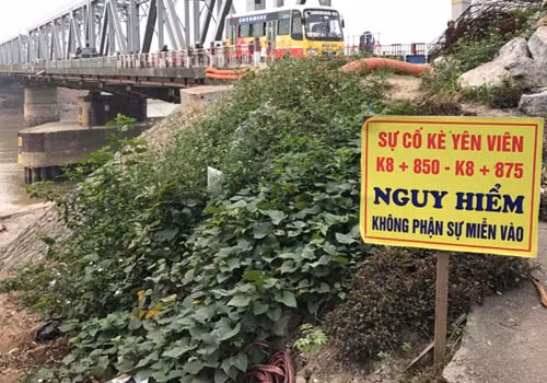Khu vực mố cầu nứt được cắm biển theo dõi. Ảnh: VNE.