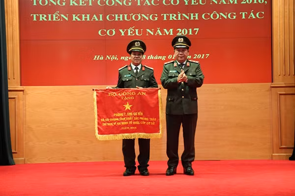Trung tướng Bùi Văn Thành, Thứ trưởng Bộ Công an trao Cờ cho Phòng 7, Cục Cơ yếu đã có thành tích xuất sắc trong phong trào thi đua Vì an ninh Tổ quốc cấp cơ sở năm 2016.