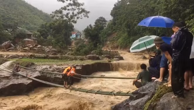 Do mưa lũ, 3 xã Nhi Sơn, Trung Lý, Mường Lý ( huyện Mường Lát, Thanh Hóa) bị cô lập hoàn toàn .