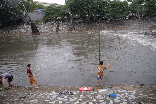 Bất chấp trời mưa to vào sáng nay vẫn có rất đông người tập trung đánh bắt cá.