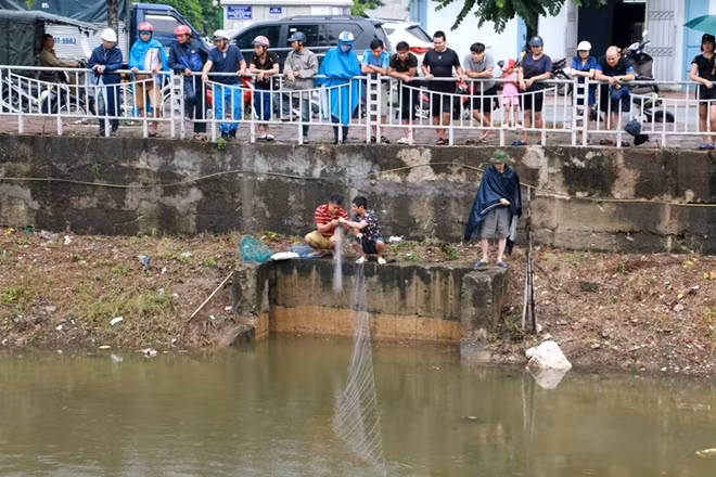 Anh Toàn một người mắc lưới ở sông Lừ cho biết thêm rằng đã bắt được nhiều cá to vào hôm qua. "Có con lên tới 30 kg", anh Toàn nói và cho biết nếu trời tiếp tục mưa thì sẽ còn nhiều người ra đây bắt cá.