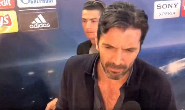Buffon đang trả lời phỏng vấn thì Ronaldo tiến lại.