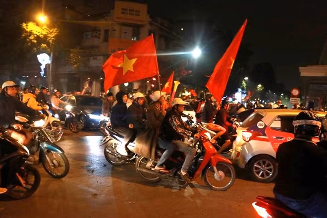 Ngay sau khi tiếng còi mãn cuộc trận đấu giữa U23 Việt Nam và Thái Lan vang lên hàng nghìn CĐV đã đổ ra đường ăn mừng...