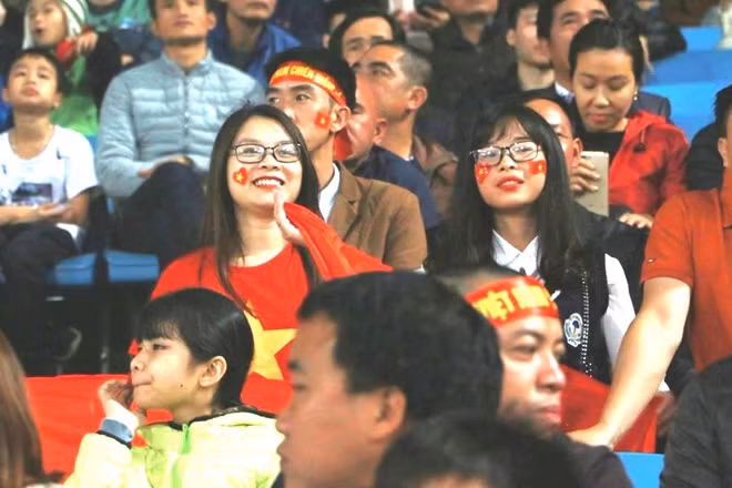 Màu đỏ quốc kỳ đã được CĐV nước chủ nhà nhuộm kín tại sân Mỹ Đình tối 26-3.