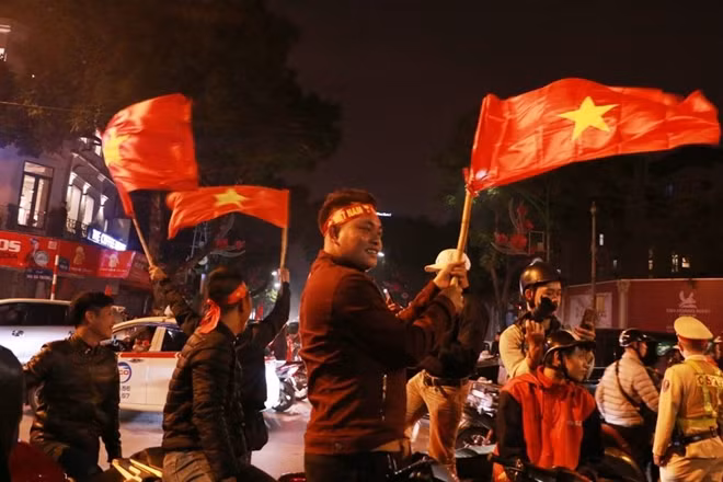 Các con phố trung tâm được những fan bóng đá "nhuộm đỏ"