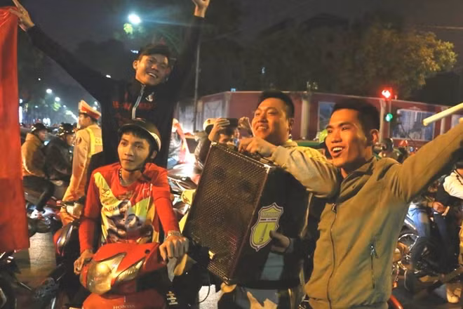 "Sướng quá, chưa bao giờ đội tuyển có thể ‘hủy diệt’ Thái Lan với tỷ số đậm như vậy!", nhiều CĐV cho biết sau trận đấu khi bắt đầu xuống đường "đi bão"