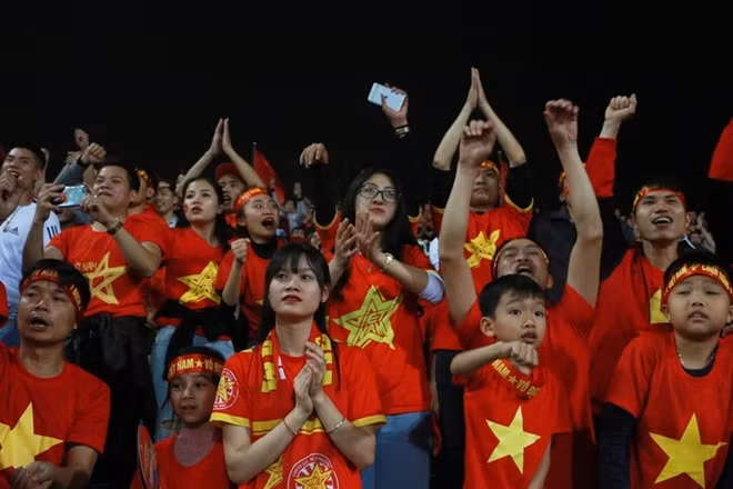 Những fan cuồng của bóng đá Việt Nam sẽ có thêm một đêm mất ngủ...