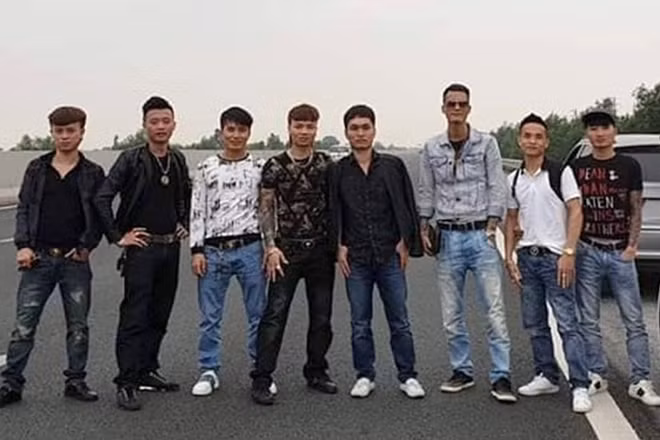 Khá “bảnh” cùng bạn bè dàn hàng ngang chụp ảnh trên đường cao tốc Hà Nội đã bị cơ quan chức năng phạt nguội.