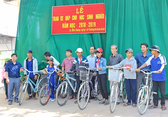 Đầu năm học 2018-2019, thầy giáo Huỳnh Văn Sơn trao tặng 17 xe đạp cũ do anh sơn sửa cho học sinh nghèo khó.