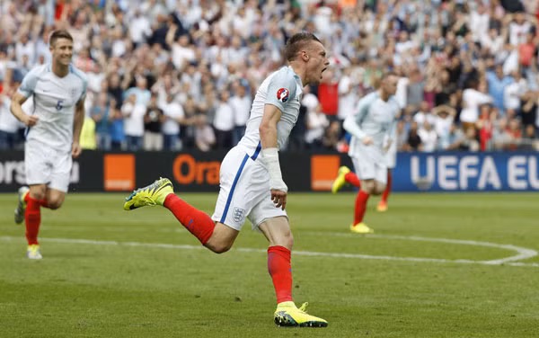 Vardy phấn khích với pha ghi bàn gỡ hòa của mình. Ảnh: Reuters.
