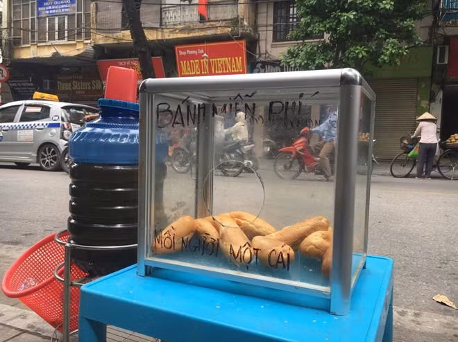 Hình ảnh quen thuộc trên phố Hàng Bông.