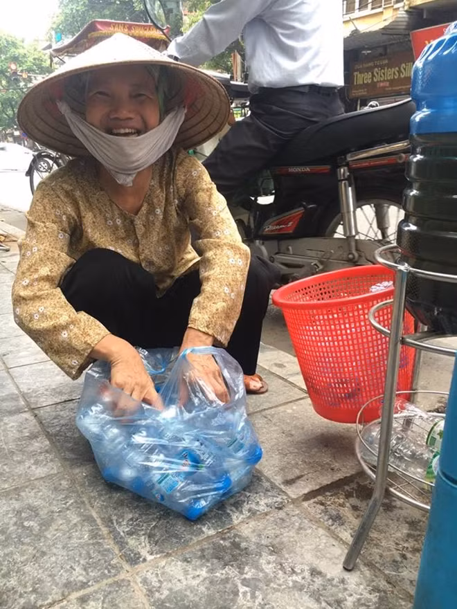 Người phụ nữ tốt bụng này hằng ngày nhặt chai Lavie rửa sạch đặt cạnh thùng nước miễn phí cho mọi người sử dụng.