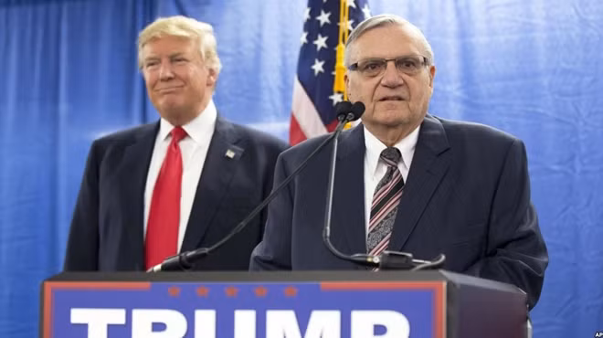 Cảnh sát trưởng Joe Arpaio và ông Donald Trump ở Marshalltown, bang Iowa.