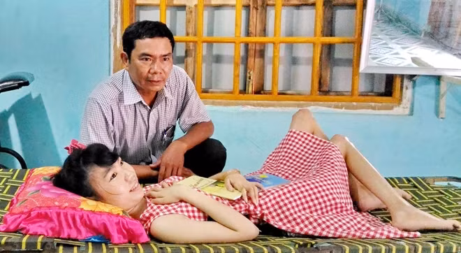 Tác giả bài viết bên "nhà thơ khuyết tật" Nguyễn Thủy Tiên.