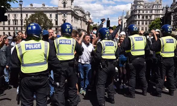 Cuộc biểu tình của phía chống lại việc phản đối phân biệt chủng tộc tại London, Anh, ngày 13-6.