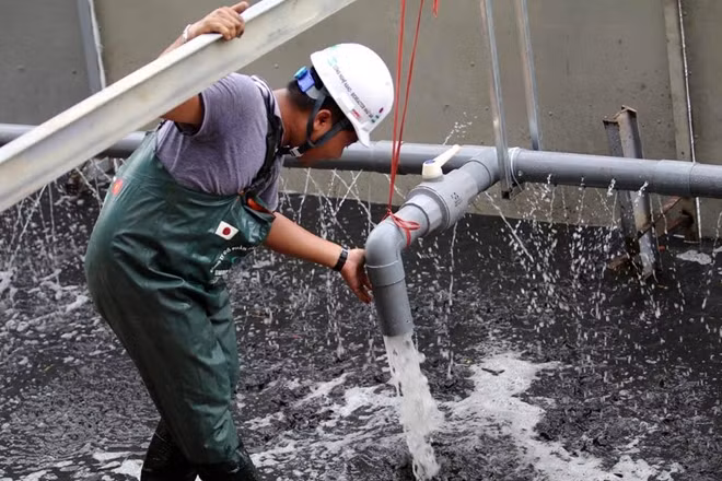 4 tấm vật liệu Bioreactor sẽ được đặt cạnh máy Nano liên tục bơm vào tạo dòng chảy lưu thông.