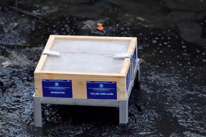 Thiết bị trên gồm 4 tấm vật liệu Bioreactor có khả năng phân hủy bùn thành khí CO2 và nước.