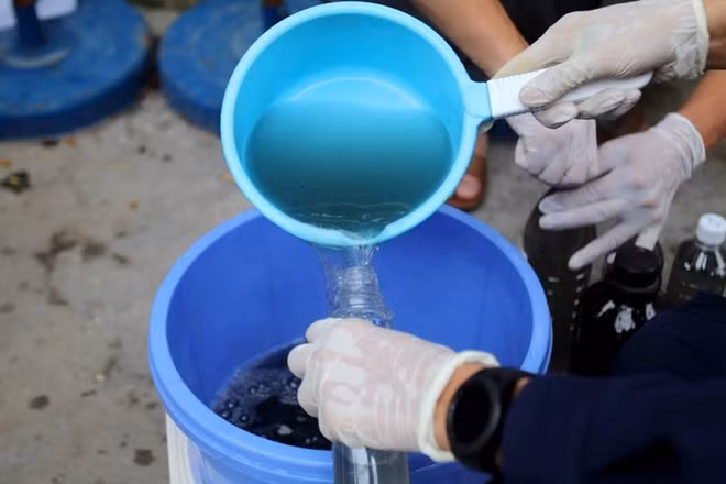 Mẫu nước sẽ được đem về phân tích để đánh giá chi tiết về hiệu quả làm sạch của phương pháp mới.