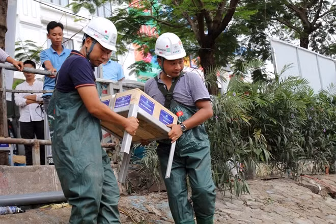 Cũng trong sáng 17-6, các chuyên gia Nhật Bản đã tiến hành lắp đặt thiết bị phân hủy bùn tại sông Tô Lịch.