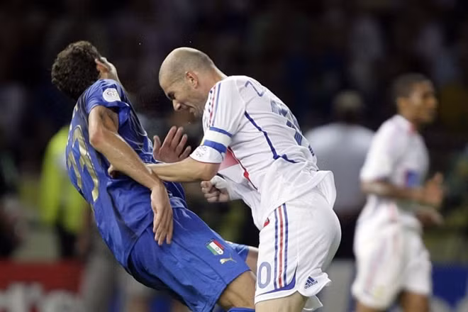 12 năm trước Zidane mất chức vô địch vì hành động chơi xấu của đối thủ. Ảnh: ABC.