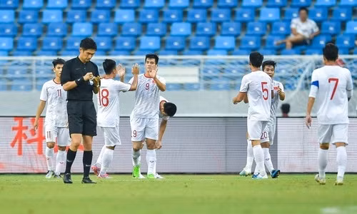 U22 Việt Nam (áo trắng) có chiến thắng nhẹ nhàng 2-0 trước U22 Trung Quốc. Ảnh: Sina. U22 Việt Nam (áo trắng) có chiến thắng nhẹ nhàng 2-0 trước U22 Trung Quốc. Ảnh: Sina.