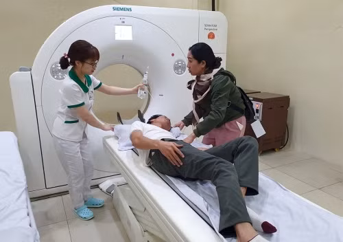 Anh Thục cấp cứu tại bệnh viện Quốc tế TP Vinh.