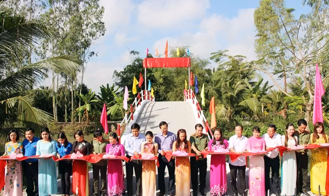Các đại biểu cắt băng khánh thành cầu kênh A9.