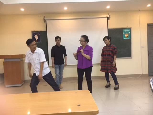 Hai nghệ sĩ Đoàn Thanh Bình và Nguyễn Tuấn Kha đang hướng dẫn các học viên những động tác chèo.