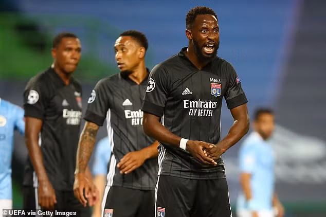Trong khi đó Lyon dù bị Man City lấn át nhưng họ vẫn đứng vững và cuối cùng đã tung ra đòn hồi thương mã để kết liễu đối thủ. Chỉ 10 phút sau khi nhận bàn thua, Lyon đã tái lập khoảng cách với ManCtity, cầu thủ vào sân từ băng ghế dự bị Moussa Dembele lạnh lùng phá bẫy việt vị băng xuống dứt điểm nâng tỷ số lên 2-1.