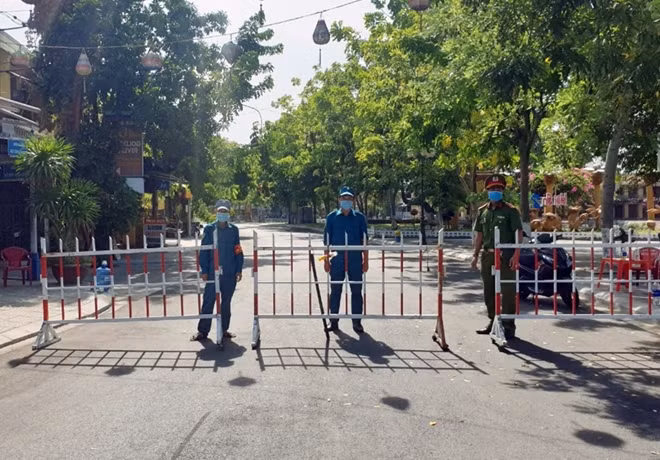 Công an phối hợp với các lực lượng khác triển khai nhiều chốt phong tỏa trên địa bàn tỉnh Quảng Nam.