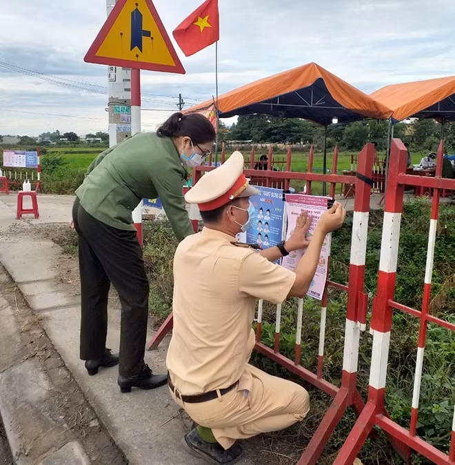 Công an tỉnh Quảng Nam dán tờ rơi tuyên truyền phòng, chống dịch COVID-19 tại các chốt kiểm soát dịch.