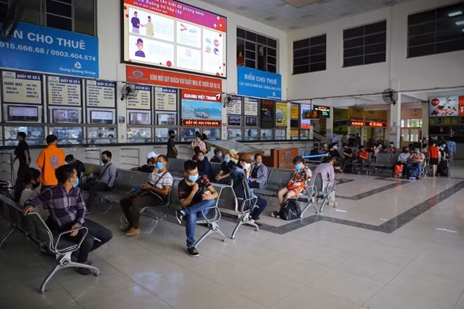 Dù lượng khách có dấu hiệu vắng dần, song công tác phòng chống dịch tại bến xe vẫn được thắt chặt.