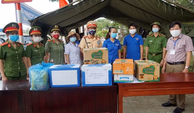 Lãnh đạo thị xã Điện Bàn thăm, tặng quà động viên cán bộ, chiến sĩ tại chốt kiểm soát dịch COVID-19 trên địa bàn.