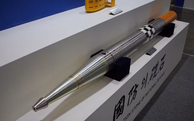 Ngư lôi mới có thể phóng từ ống phóng cỡ 125mm.
