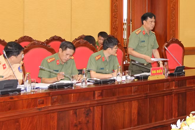 Các đại biểu phát biểu tại buổi làm việc.