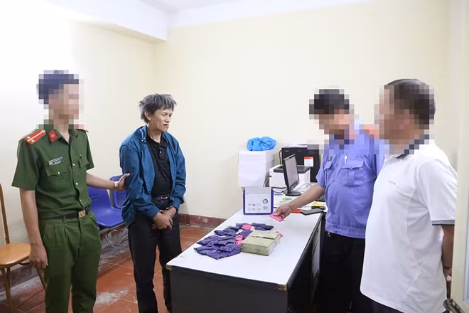 Lực lượng chức năng lấy lời khai, kiểm đếm số tang vật thu giữ được.