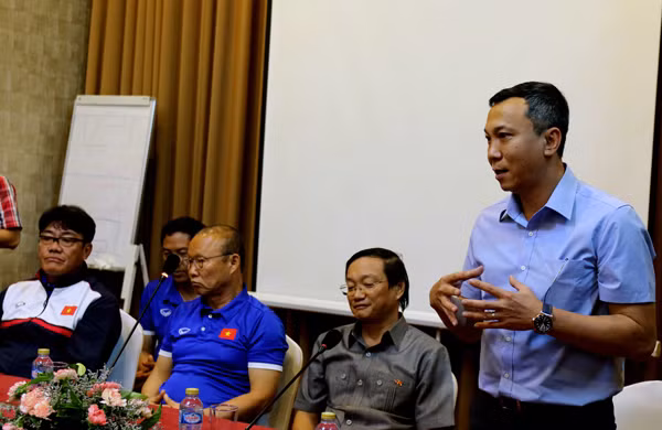Phó chủ tịch thường trực VFF Trần Quốc Tuấn thay mặt đội tuyển cảm ơn sự quan tâm của Đại sứ quán và các cơ quan đại diện Việt Nam tại Lào. Ảnh: VFF.