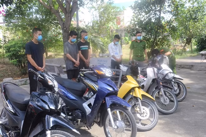 Các đối tượng và tang vật thu giữ.