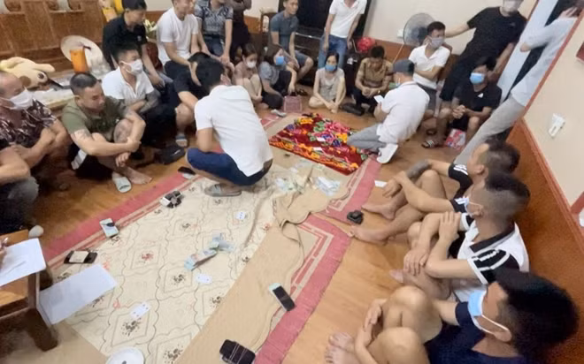 Hàng chục đối tượng, trong đó không ít là phụ nữ tham gia sát phạt nhau giữa mùa dịch bệnh .