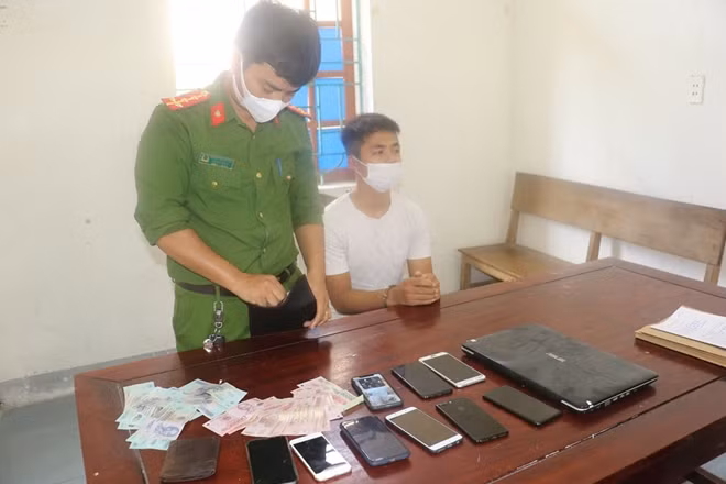 Đối tượng Nguyễn Văn Khá (áo trắng) và tang vật thu giữ