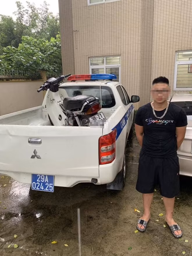 Đối tượng P.Q.V và chiếc xe máy tại CQĐT.