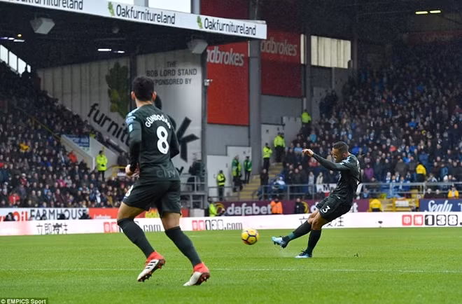 Danilo mở tỷ số cho ManCity. Ảnh: EMPICS