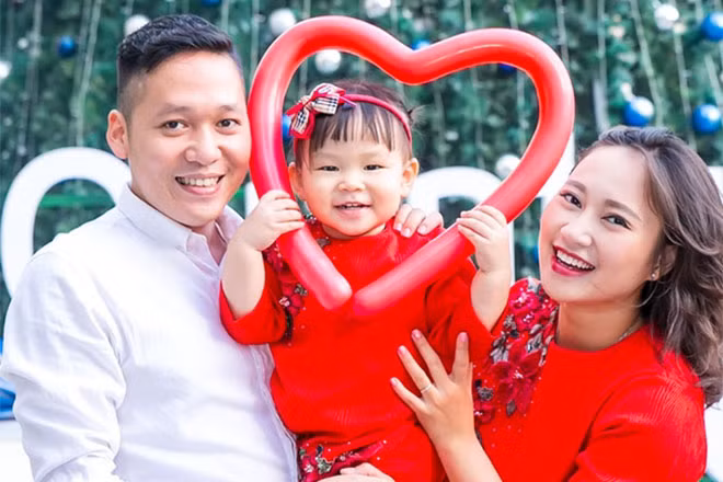 Gia đình hạnh phúc của Khánh Linh. Gia đình hạnh phúc của Khánh Linh.