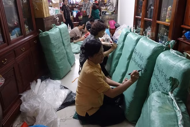 Những bao quần áo từ thiện của nhóm Ong Chăm chuẩn bị được gửi tới cho trẻ em khó khăn.