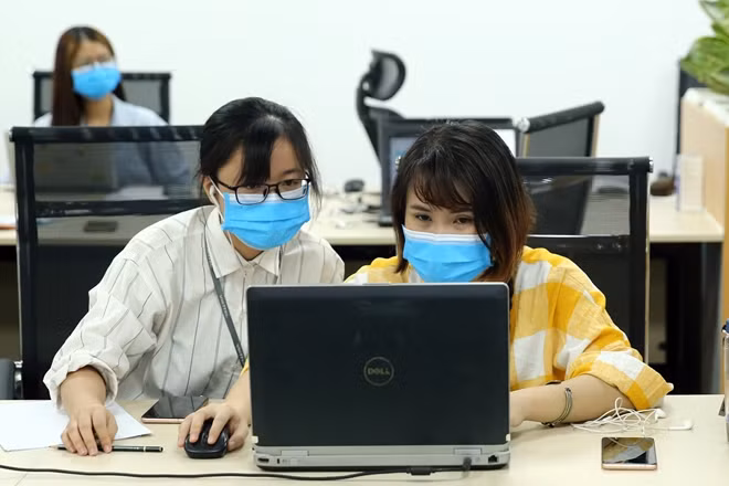 Các tình nguyện viên trực 4 ca/ngày. Ảnh: VGP