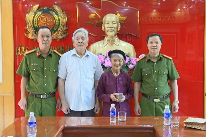 Công an TP Thanh Hóa trao trả tài sản cho gia đình bị hại.