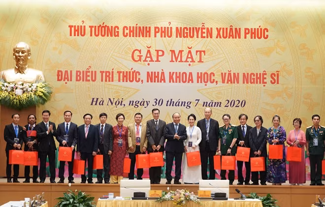 Thủ tướng Nguyễn Xuân Phúc tặng quà các đại biểu dự buổi gặp mặt. Ảnh: VGP