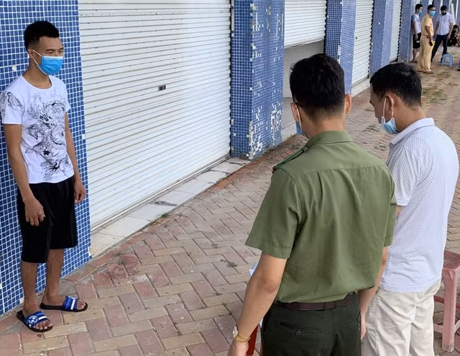 Công an tỉnh Quảng Ninh tống đạt lệnh bắt tạm giam đối tượng.