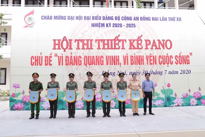 Ban Tổ chức trao Giải cho các đơn vị đạt thành tích cao trong hội thi.